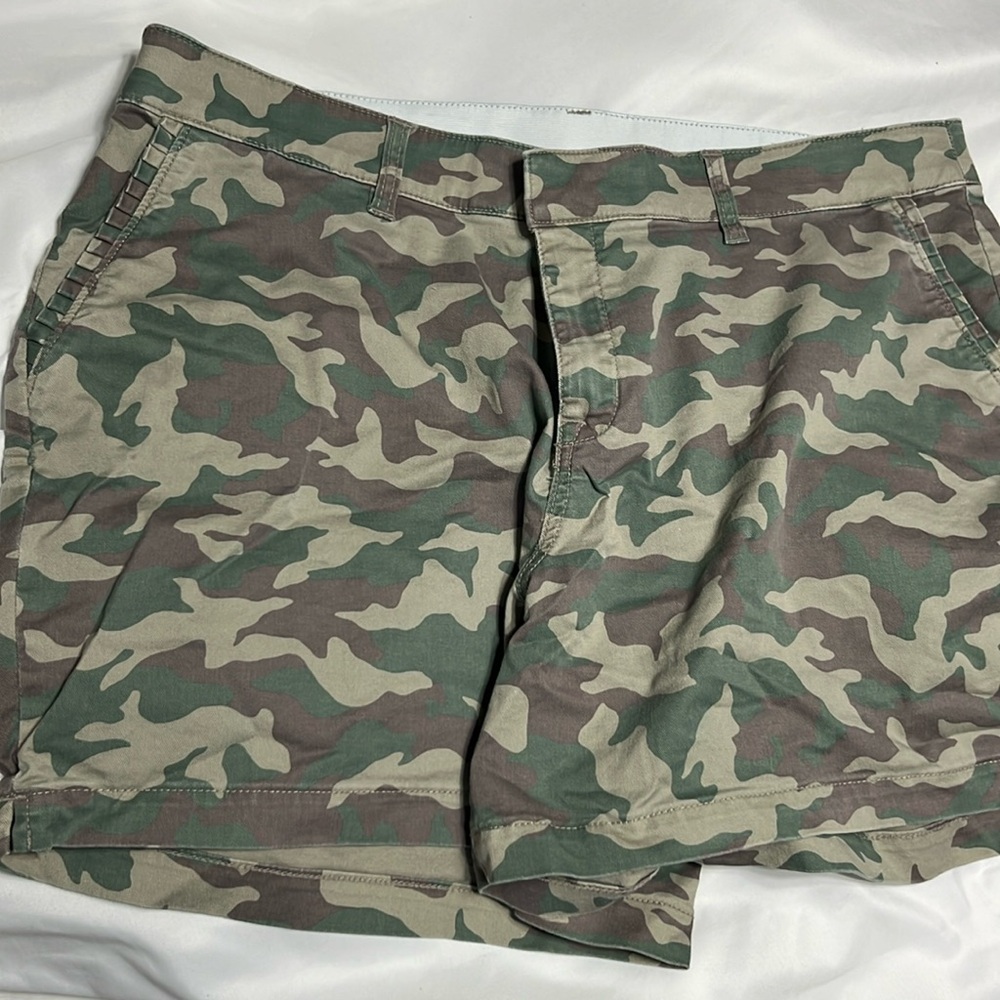 Lane Bryant | Women's Camo Print Girlfriend Short Shorts (Size 18)